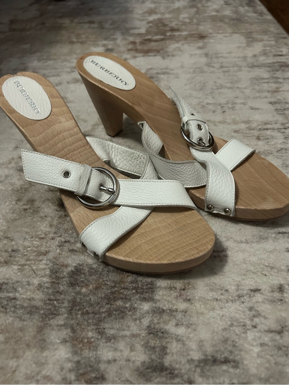 Burberry White Leather Buckle Slide Heels with Wood-Tone Sole